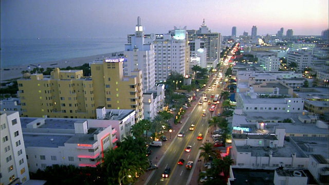 高角度长镜头交通沿海岸在黄昏/迈阿密海滩，佛罗里达视频素材