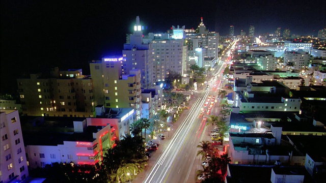 高角度长镜头时间推移交通沿着海岸在晚上/迈阿密海滩，佛罗里达视频素材