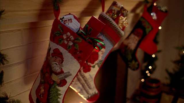 靠近挂在壁炉上的长袜，背景是圣诞树视频下载