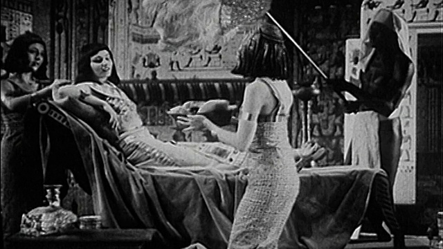1940年，中镜头女演员克利奥帕特拉斜倚在床上，仆人为她提供水果和扇风视频下载