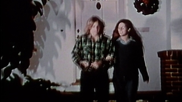 1973年，中等镜头的长发少年在门口接女孩约会并送她到汽车/音响视频下载
