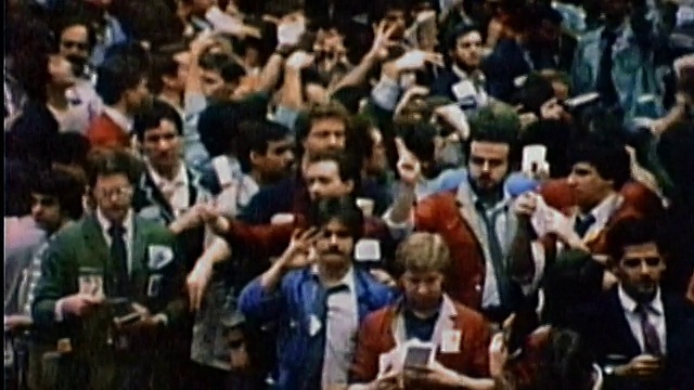1987年，中速盘交易员在芝加哥期货交易所(Chicago Board of Trade)的交易大厅打手势视频下载