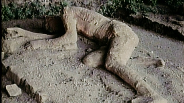 1973年，庞贝火山废墟中沉睡的木乃伊遗体视频下载