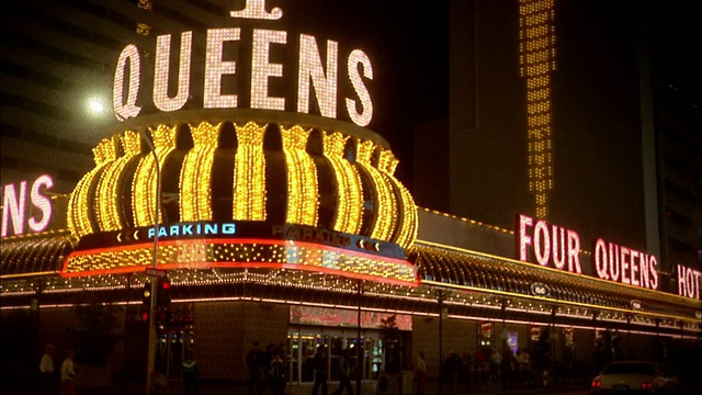 20世纪70年代，拉斯维加斯“Four Queens”霓虹酒店的霓虹招牌视频素材