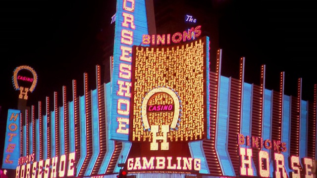 20世纪70年代，在拉斯维加斯的夜里，赌场的霓虹灯招牌视频素材