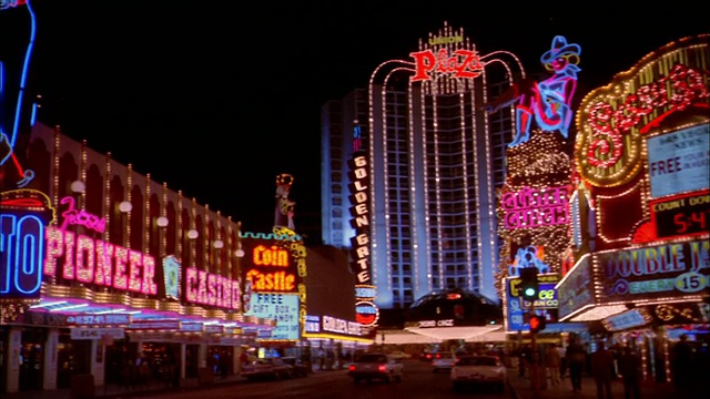 20世纪70年代，先锋俱乐部标志上的牛仔霓虹灯赌场标志/拉斯维加斯视频素材