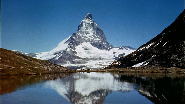 20世纪60年代广角马特洪山和湖泊前景/瑞士视频下载