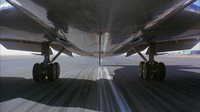 低角度接近707喷气式飞机的轮子上升在起飞和起落架折叠在飞行中视频下载
