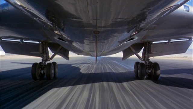 20世纪60年代，707喷气式飞机降落时，低角度近距离降落在跑道上视频素材