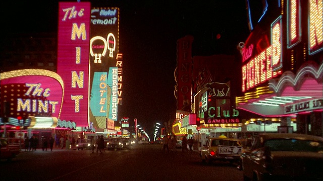 20世纪60年代的汽车视角，霓虹招牌和拉斯维加斯大道上的赌场视频素材