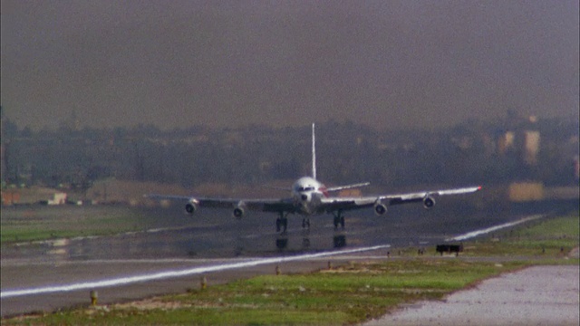 1960年代低角度广角707喷气式飞机起飞和起落架折叠视频素材