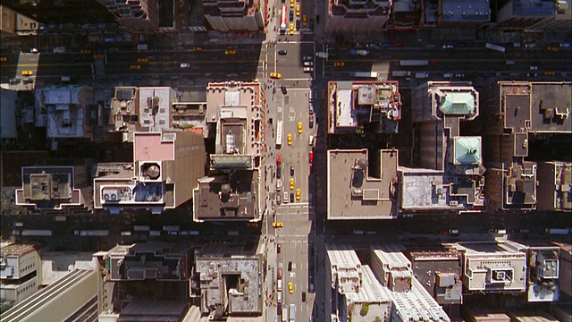 曼哈顿建筑的屋顶和街道交通视频下载