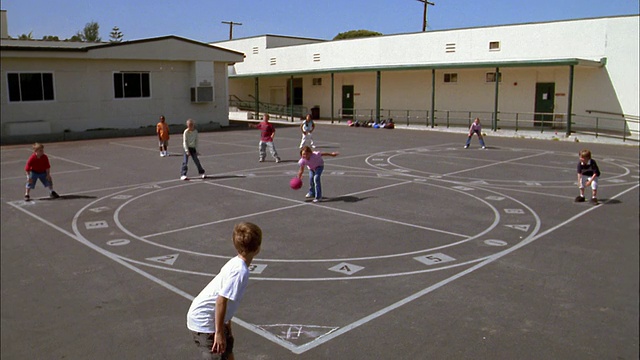 远射男孩踢球和跑垒得分在操场上的踢球比赛视频素材