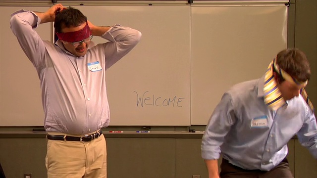 两个头戴领带的商人在会议室跳舞视频下载