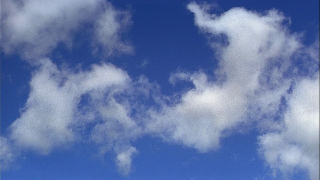 蓝色的天空中有大片的云视频素材