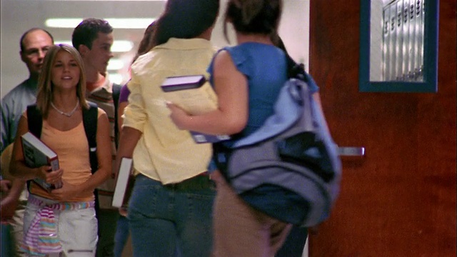 低角度青少年学生走在学校走廊视频下载