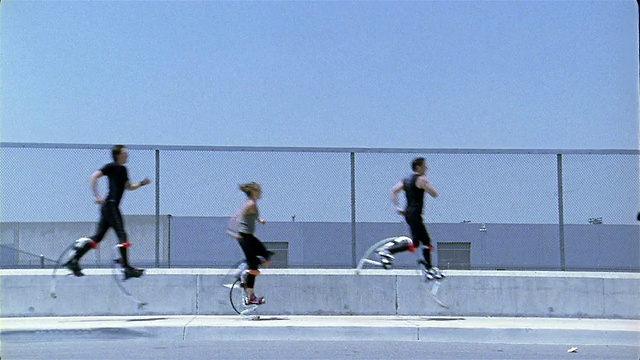 广角女人和两个男人骑着飞天跑视频下载