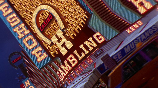 20世纪60年代中期拍摄跟踪拍摄侧面车的观点霓虹灯招牌外的赌场在黄昏视频素材