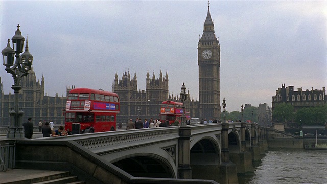 1966年，英国伦敦，大桥上的行人和汽车以大本钟为背景视频下载