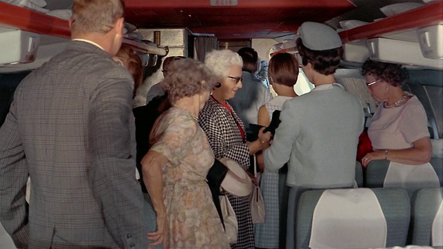 70年代，乘客从座位上起身离开飞机视频素材