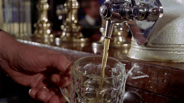 20世纪60年代的近距离灌装啤酒从水龙头视频下载
