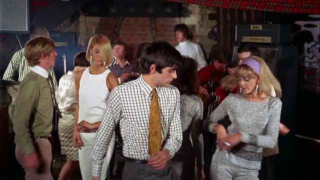 20世纪60年代中期拍摄的背景是年轻人跳舞/乐队演奏视频下载