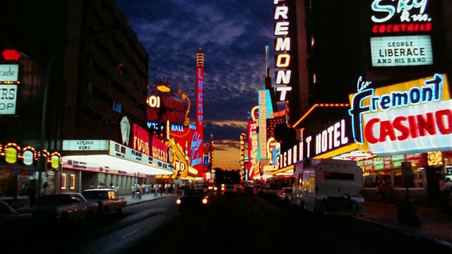 20世纪60年代的汽车视角，在天空有云的夜晚沿着拉斯维加斯大道行驶/拉斯维加斯，内华达州视频素材