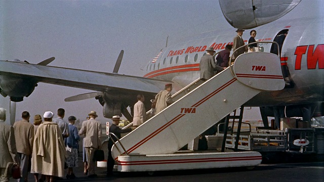 20世纪60年代，中景拍摄乘客爬楼梯登机视频素材