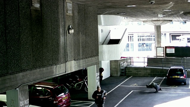 高角度广角自由跑动者从停车场楼梯上跳下来视频素材