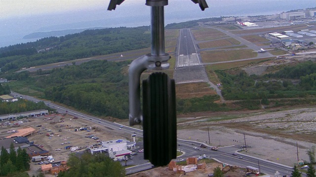 空中近距离接近跑道的飞机轮胎视频素材