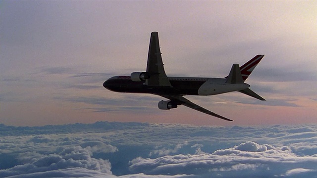 航拍宽镜头飞机飞离CAM在天空云视频素材