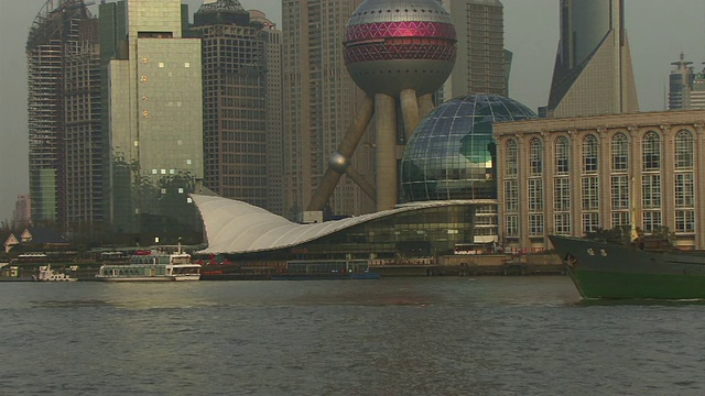 MS, TU，中国，上海，货船经过东方明珠塔视频下载