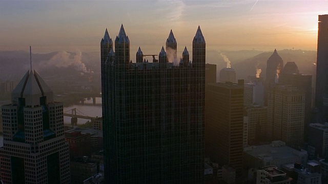 One PPG Place和其他建筑在匹兹堡市中心鸟瞰图视频下载