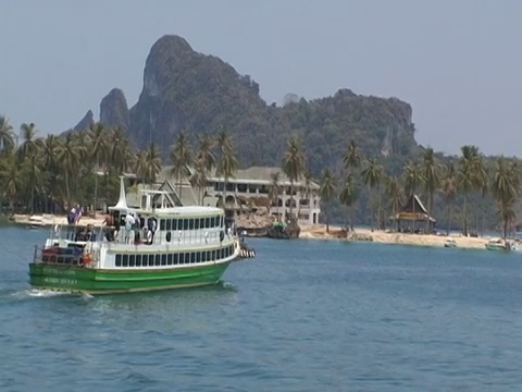 泰国，科皮皮，渡船向海滩割草视频下载