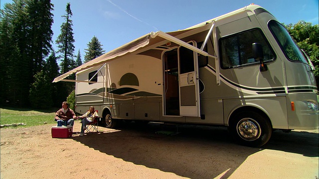 MS, PAN，美国，加利福尼亚，Shaver湖，夫妇放松与遮阳篷汽车家旁边视频下载