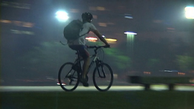 MS, TS，巴西，里约热内卢de Janeiro，晚上在街上骑自行车的男子，后视图视频下载