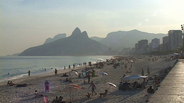 巴西，里约热内卢，伊帕内玛海滩和摩洛阿波多山的人们在背景中视频素材