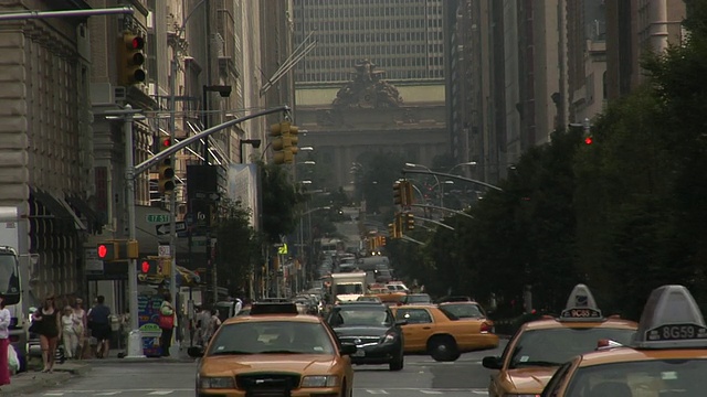MS，公园大道上的交通，背景是中央车站，美国纽约视频素材