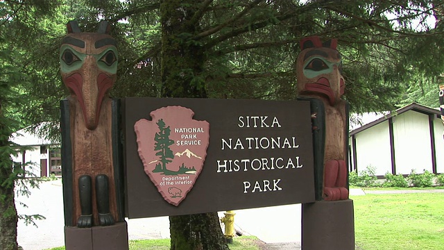 CU, ZI，美国阿拉斯加州锡特卡国家历史公园入口处的欢迎标志视频下载