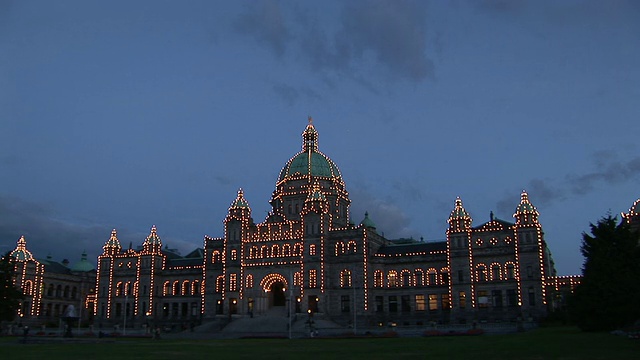日落时分，加拿大不列颠哥伦比亚省维多利亚的不列颠哥伦比亚省议会大厦剪影视频下载