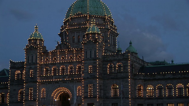 MS, ZO, WS，黄昏时照亮的不列颠哥伦比亚省议会大楼剪影，加拿大不列颠哥伦比亚省维多利亚视频下载