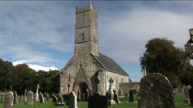 爱尔兰戈尔韦，中世纪教堂和墓地视频下载