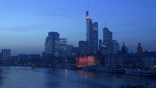 WS, T/L，德国，法兰克福，河边的城市天际线，黄昏到夜晚视频素材