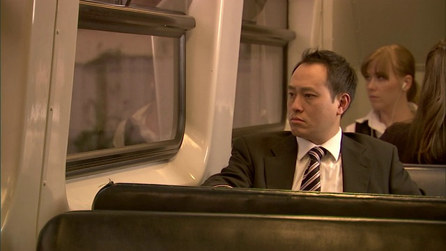 澳大利亚悉尼，商人在火车上睡着了视频下载