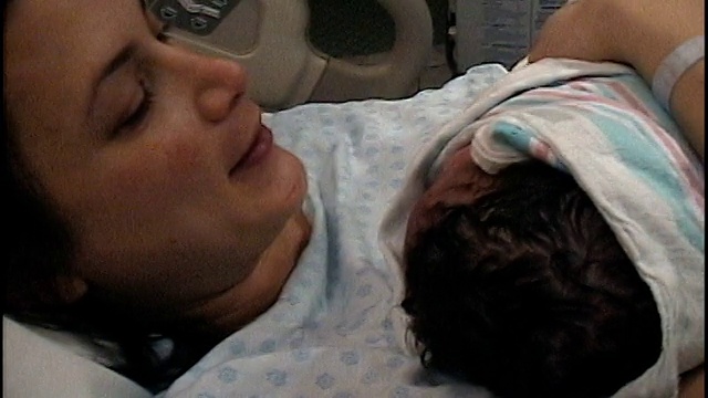 高角度近摄病床上的母亲抱着新生儿视频素材