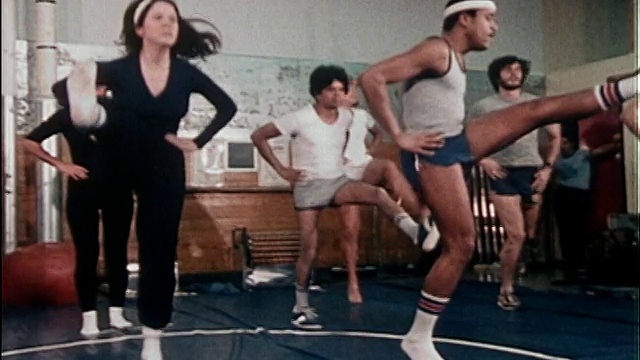 20世纪80年代，在有氧运动课上，中镜头男男女女在踢腿视频下载