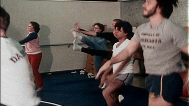 20世纪80年代近距离缩小男人和女人踢腿在一个有氧运动课视频下载