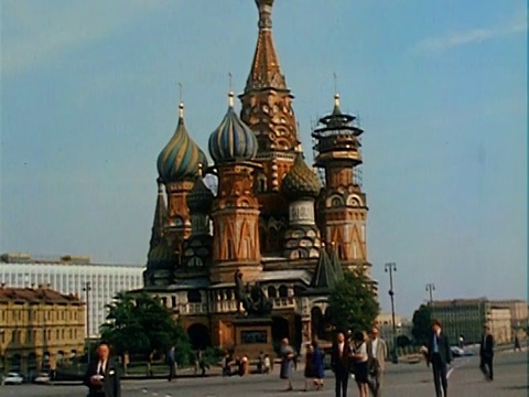 1967年克里姆林宫的全景，行人在前景中行走/莫斯科视频下载