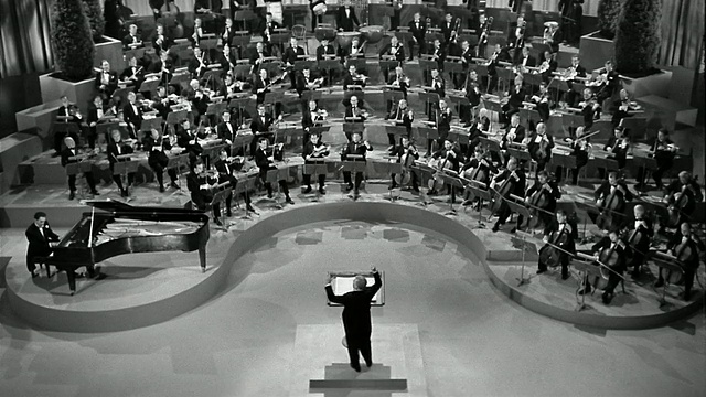 20世纪40年代的黑白高角度宽镜头精力充沛的指挥领导管弦乐队视频下载