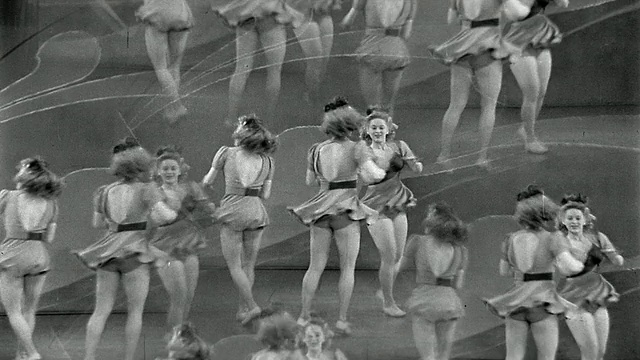 20世纪30年代的黑白中镜头合成三个女人跳舞和做杂技视频素材